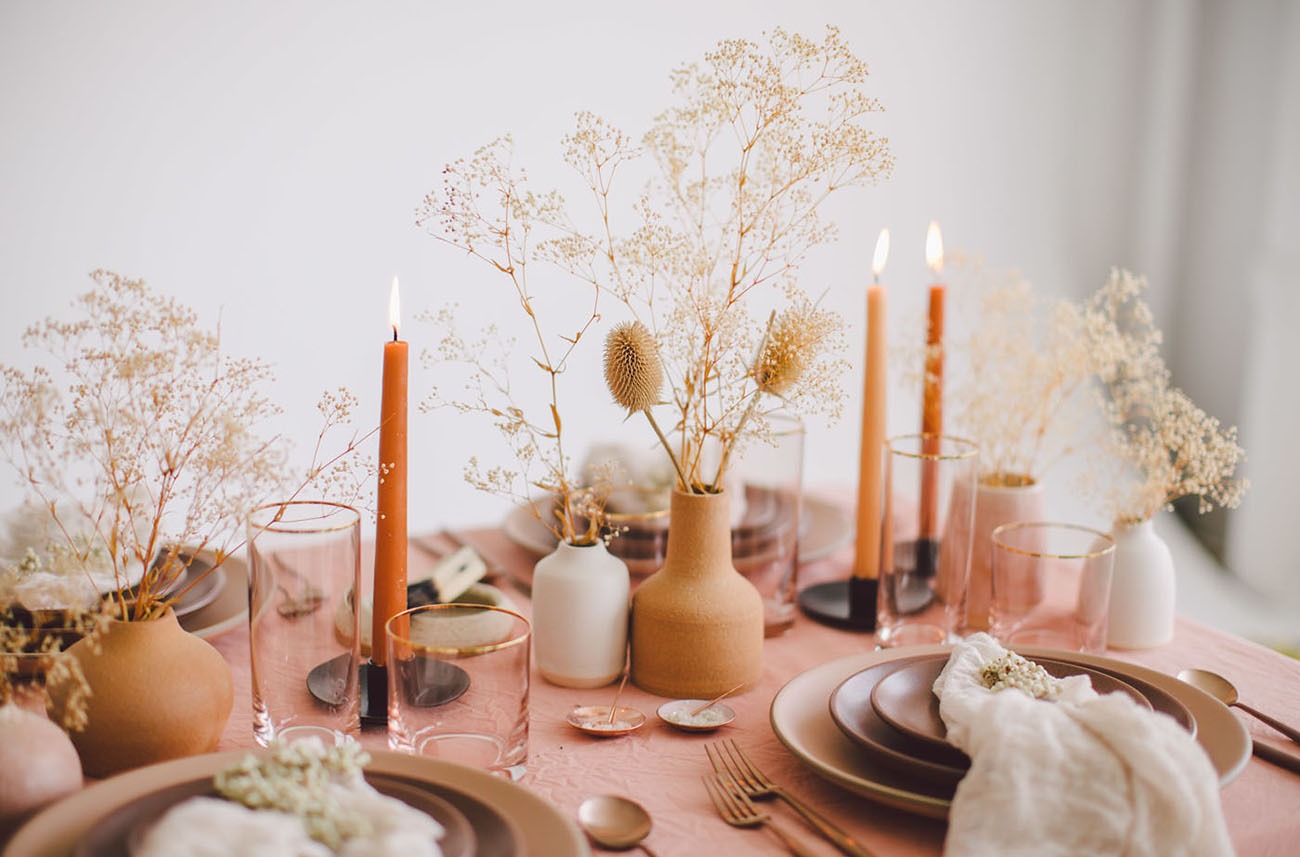 warm neutral tablescape dressed up with dried flowers and delicate bouquet arrangements