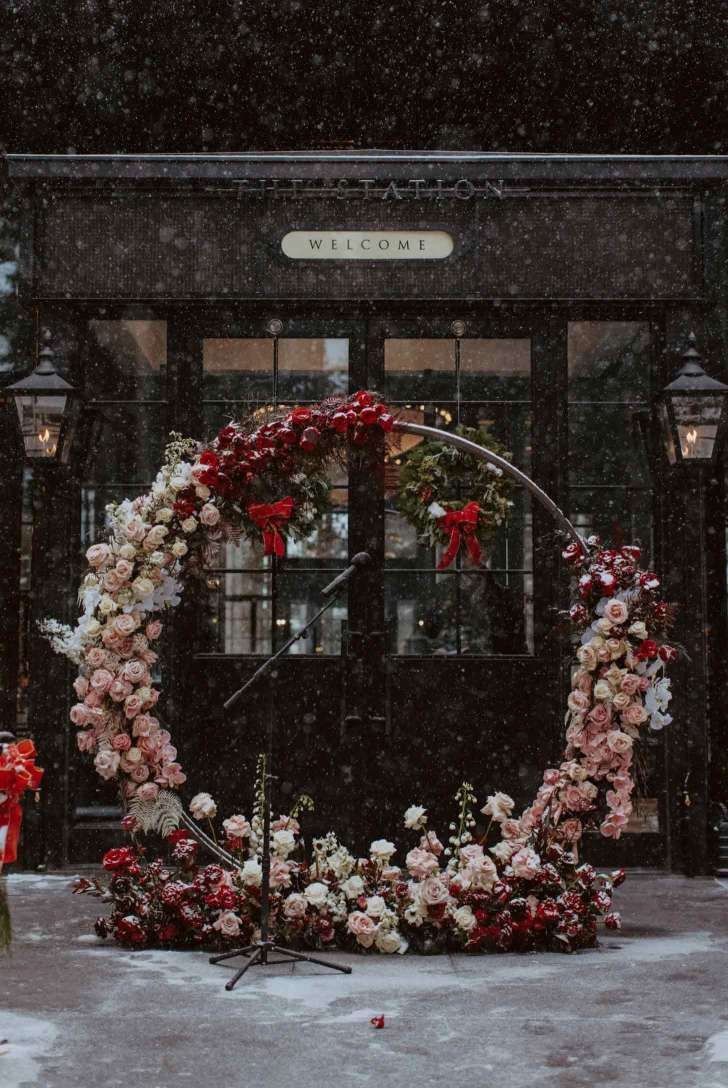 circle arch best Christmas wedding ideas with red and white florals