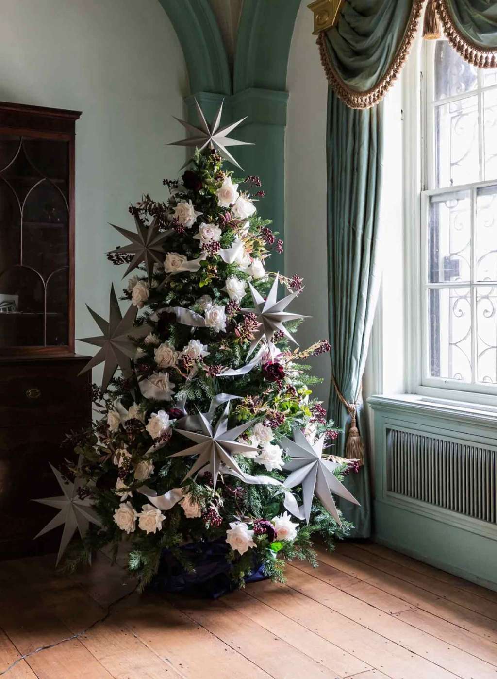 rose and evergreen flower Christmas tree with paper stars